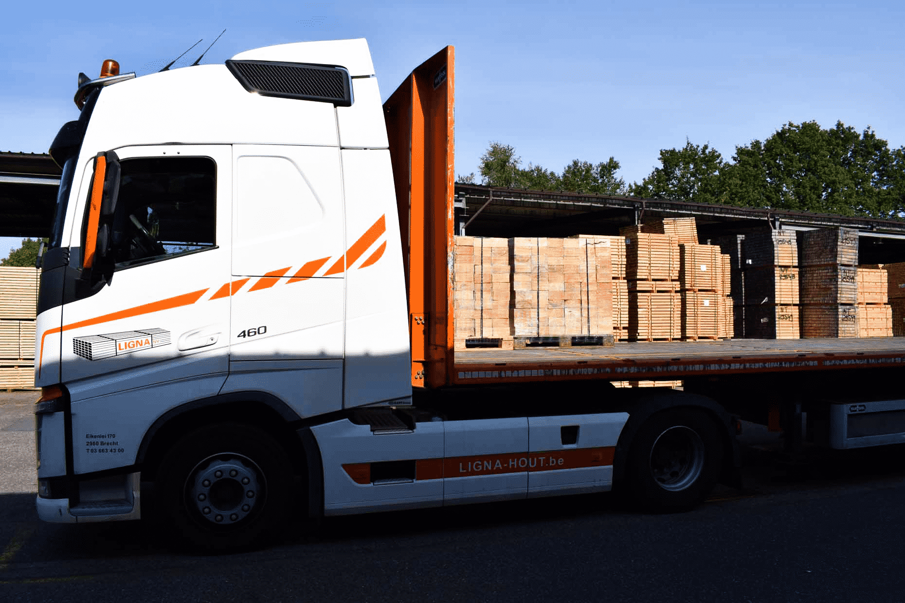Eigen vrachtwagen vervoer van Ligna voor het vervoeren van stuwhout en schoorhout voor lashing and securing van ladingen in de haven